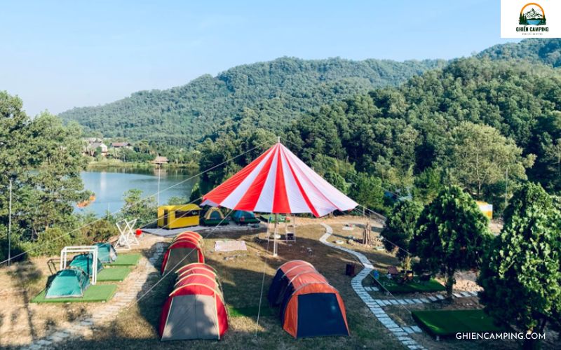 Top 17+ điểm cắm trại gần Hà Nội lý tưởng cho kỳ nghỉ ngắn ngày 29 Bản Xôi Village – Địa điểm cắm trại gần Hà Nội với thảm cỏ ven hồ xanh mướt