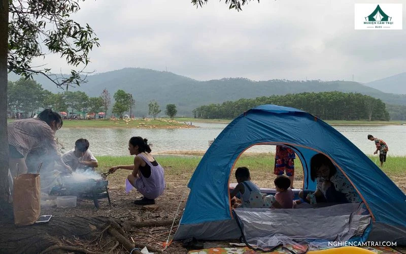 Tổ chức tiệc BBQ khi cắm trại tại hồ Yên Trung cách Hà Nội 130km