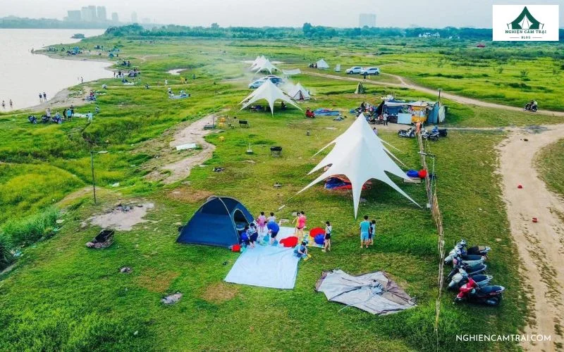 Khung cảnh cắm trại tấp nập bên bãi bồi chân cầu Vĩnh Tuy