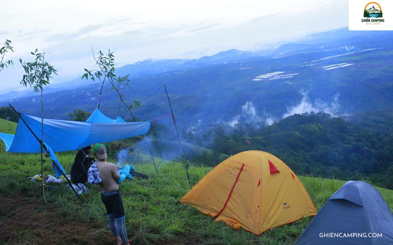 Top 6 địa điểm cắm trại Hà Nam được yêu thích nhất hiện nay 8 Núi Ngọc – Cắm trại Hà Nam trên đỉnh, nhìn bao quát cả Kim Bảng