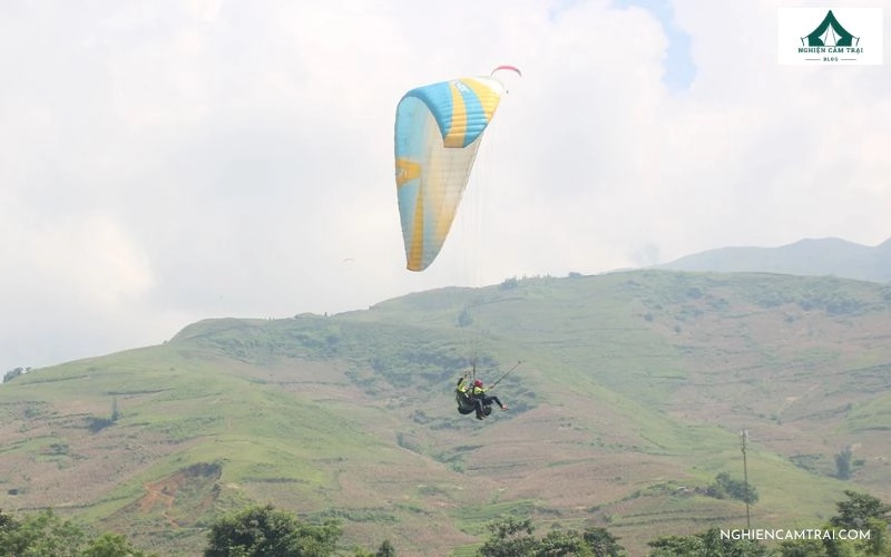 Camping là gì? Tìm hiểu A-Z cho người mới bắt đầu 13 rải nghiệm camping kết hợp thể thao mạo hiểm như dù lượn