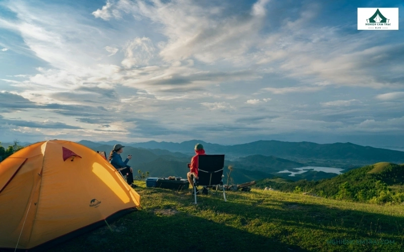 Camping là gì? Tìm hiểu A-Z cho người mới bắt đầu 8 Hình ảnh cặp đôi đang đi camping ngoài thiên nhiên