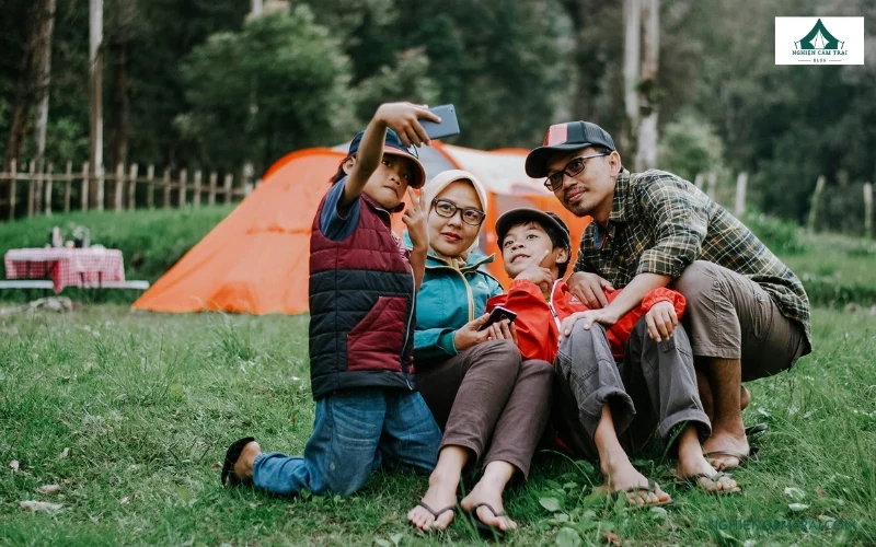 Camping là gì? Tìm hiểu A-Z cho người mới bắt đầu 9 cả gia đình đi cắm trại chụp ảnh lưu giữ kỷ niệm cùng nhau