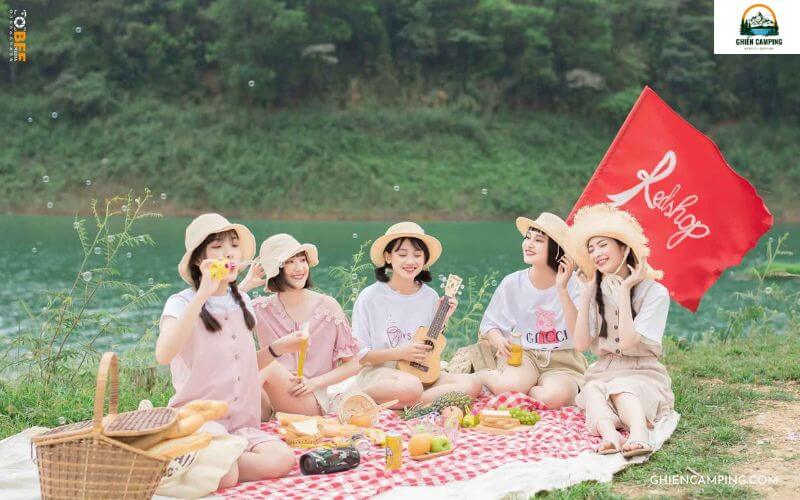 Đi cắm trại nên mặc đồ gì ? 7 loại trang phục nên tránh khi đi camping 11 Một số mẫu trang phục thường mặc khi đi cắm trại