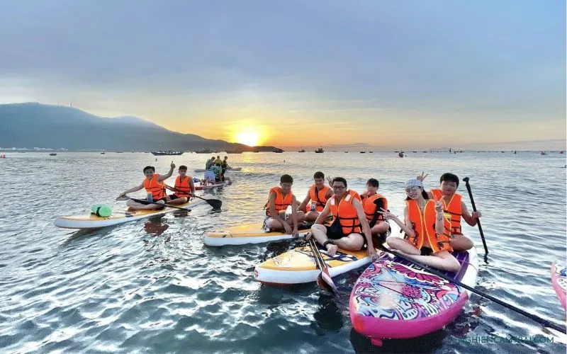 hoạt động chèo sup khi đi glamping