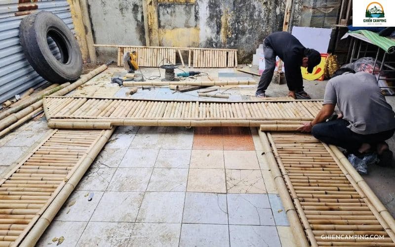 Bước 2: Lắp ráp khung mô hình cổng trại bằng tre