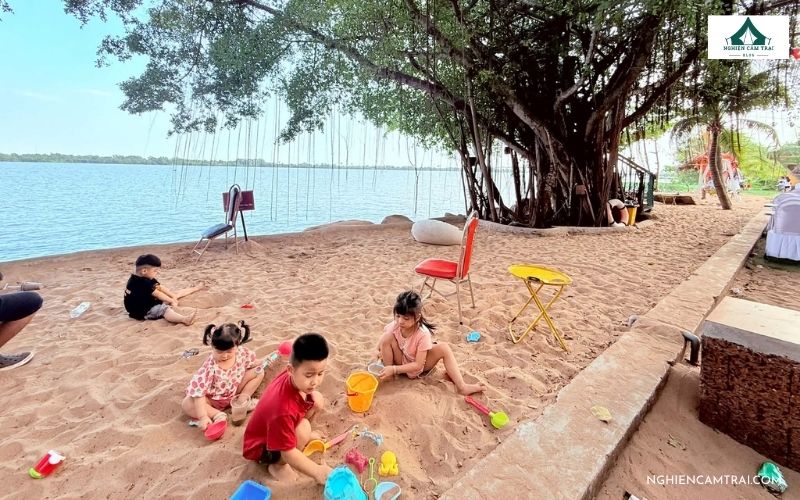 Khu bãi cát vui chơi trẻ em ven sông cực chill tại asia glamping