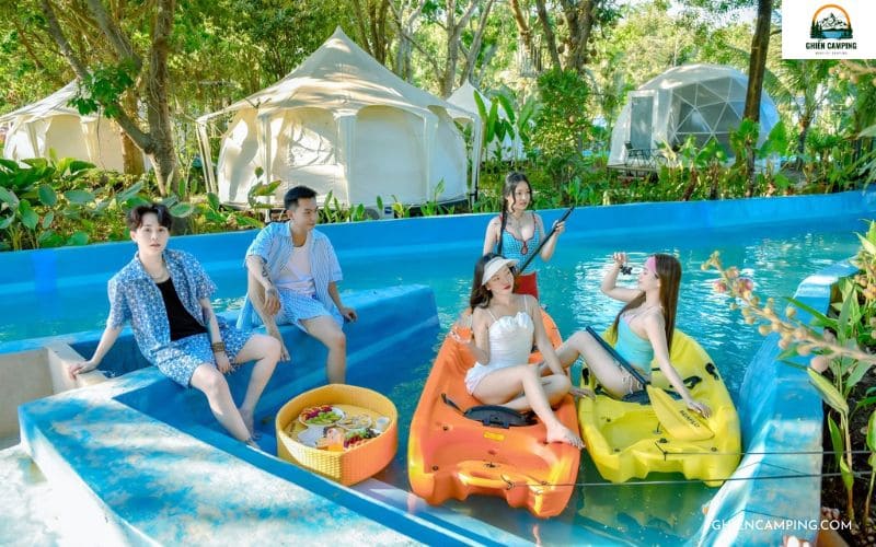 Asia Island Glamping Quận 9: Giá vé và trải nghiệm thực tế 17 Chèo thuyền kayak giữa dòng sông êm ái