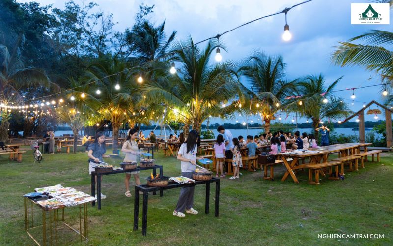 Asia Island Glamping Quận 9: Giá vé và trải nghiệm thực tế 16 Không khí buổi tối ấm cúng tại Asia Island Glamping Quận 9