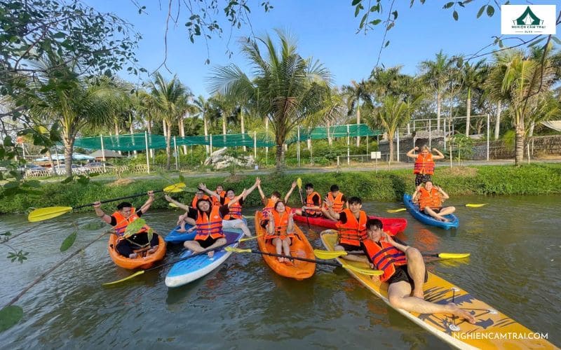 Asia Island Glamping Quận 9: Giá vé và trải nghiệm thực tế 14 Trải nghiệm chèo SUP và kayak trên sông Đồng Nai