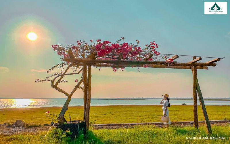 Review Bằng Lăng Glamping – Khu nghỉ dưỡng bên hồ Dầu Tiếng 8 Khung cảnh Bằng Lăng Glamping – Dầu Tiếng Sea Lake lúc hoàng hôn