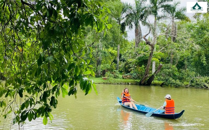 Review Làng Việt Glamping Long Phước, Thủ Đức mới nhất 8 Chèo xuồng tại Làng Việt Glamping Thủ Đức