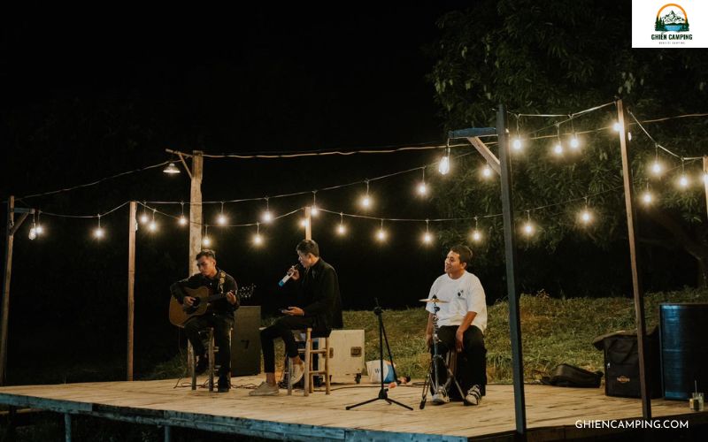 Chill cùng nhạc Acoustic tại sân khấu ngoài trời tại Ma Lữ Quán