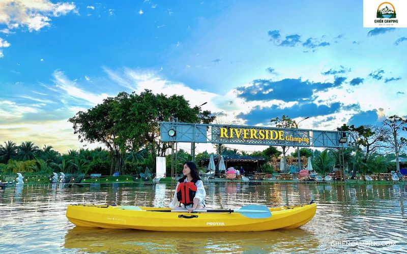 Trải nghiệm Riverside Glamping Quận 9 cực chill gần Sài Gòn 8 Tham gia chèo kayak và ngắm khung cảnh hai bên bờ sông Đồng Nai