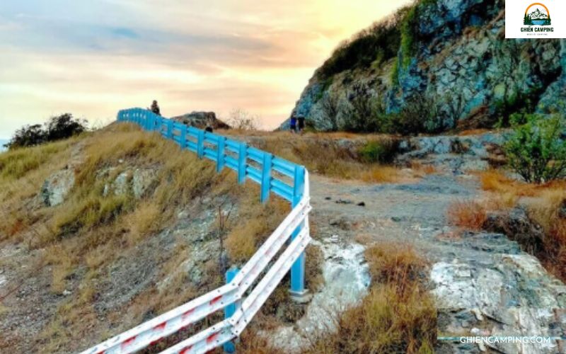 Top 5 tuyến đường đẹp để cắm trại bằng ô tô tại Việt Nam 9 Đồi Con Heo - điểm lý tưởng để cắm trại bằng xe ô tô