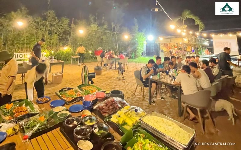 Review TimeOut Island Glamping Resort: Trải nghiệm nghỉ dưỡng độc đáo 11 Tận hưởng ẩm thực đồng quê và tiệc nướng BBQ ngoài trời tại TimeOut