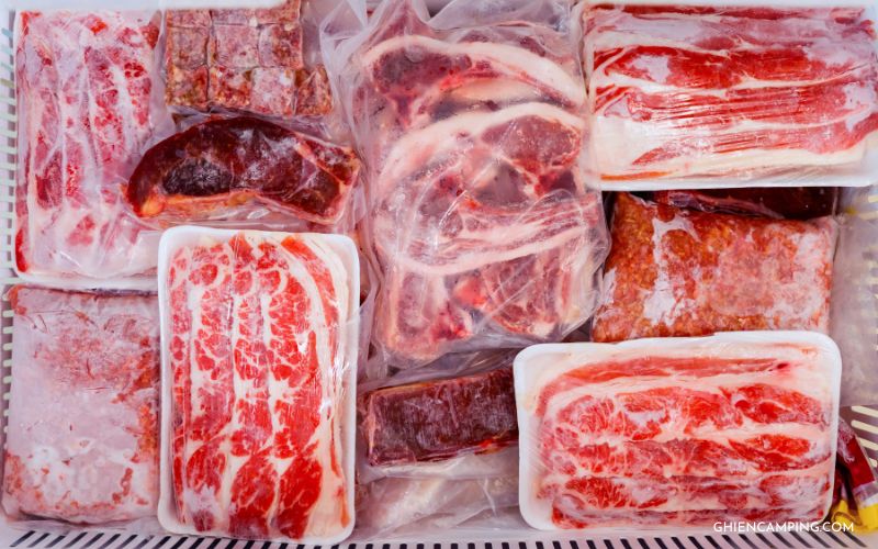 Bí quyết bảo quản thực phẩm khi đi cắm trại đúng cách, an toàn 9 Kéo dài độ mát với đá lạnh và thịt đông