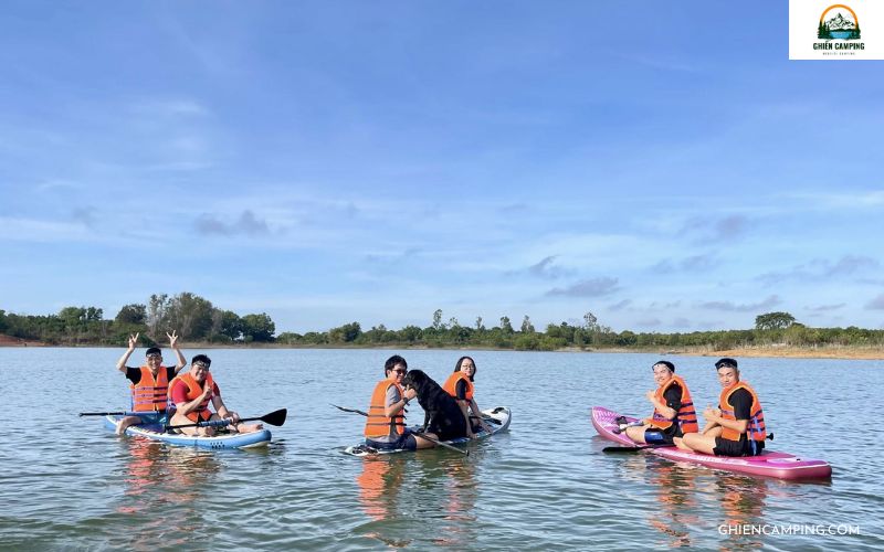 Chèo SUP trên hồ Trị An là trải nghiệm không thể bỏ qua khi đến BOHO Glamping
