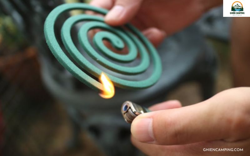 Những cách chống côn trùng khi cắm trại ngoài trời hiệu quả 9 Mang theo nến hoặc các loại nhang muỗi khi cắm trại