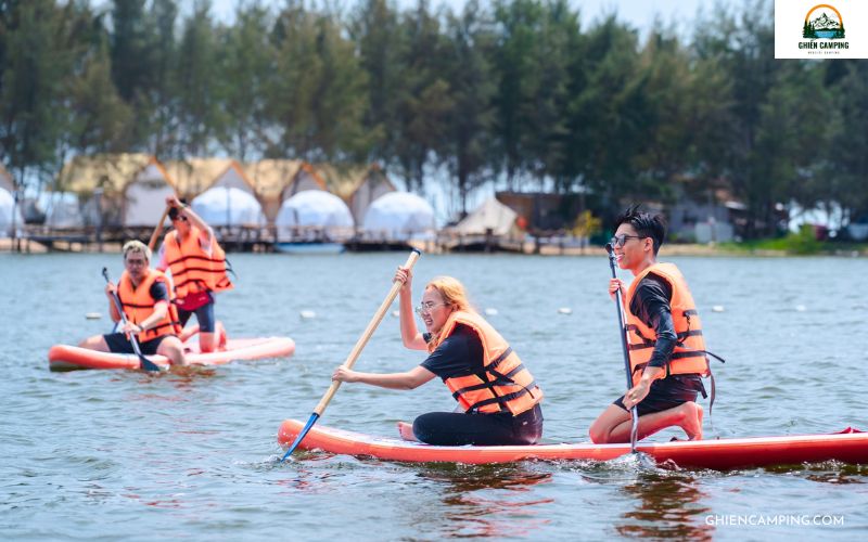 Chèo SUP là trải nghiệm được yêu thích nhất tại Hang Sói Glamping