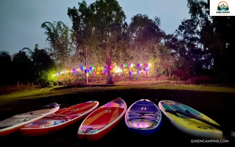 Trải nghiệm chèo SUP trên mặt hồ Trị An tại Holiday Camping