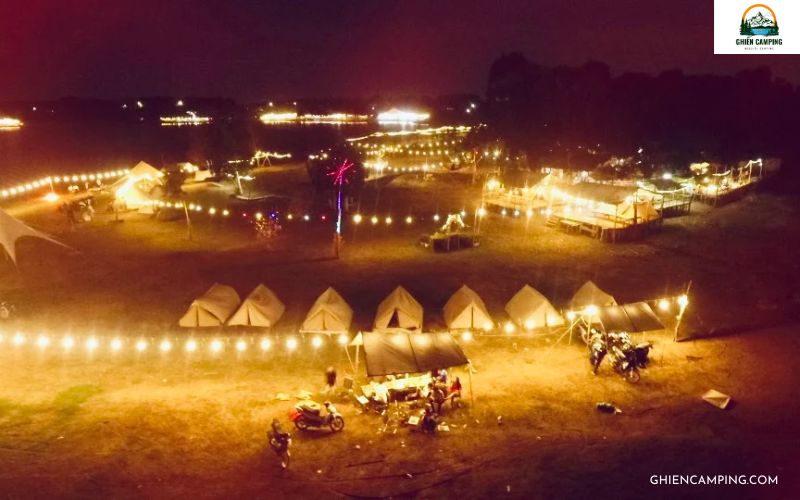 Hoạt động đốt lửa trại về đêm tại Holiday Camping Hồ Trị An