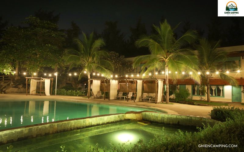 Khuôn viên hồ bơi tại Pi Glamping siêu đẹp về đêm