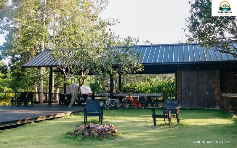 Khuôn viên khu glamping Suối Camp