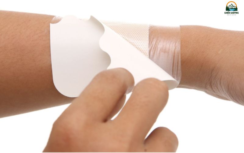 7 vật dụng sơ cứu cần mang khi cắm trại giúp xử lý nhanh vết thương 5 Lựa chọn loại băng keo y tế chống thấm sẽ tiện hơn