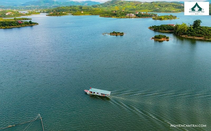 Địa điểm camping Bắc Giang - Hồ Cấm Sơn phù hợp cho những chuyến dã ngoại cùng gia đình và bạn bè
