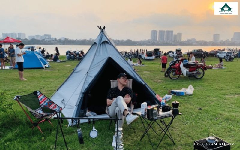 Cắm trại bãi đá sông Hồng: Hướng dẫn chi tiết từ A đến Z 11 Cắm trại bãi đá sông Hồng buổi chiều lý tưởng để đón hoàng hôn và chill cùng bạn bè.