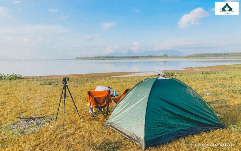 Chuẩn bị lều khi đến Hồ Đá Bàn