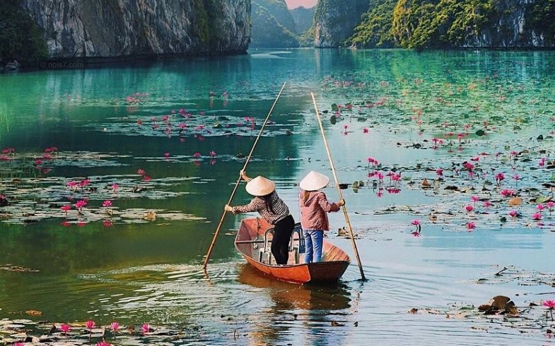 Review khu cắm trại Hồ Quan Sơn view núi đá gần Hà Nội 8 Chèo thuyền khám phá hồ