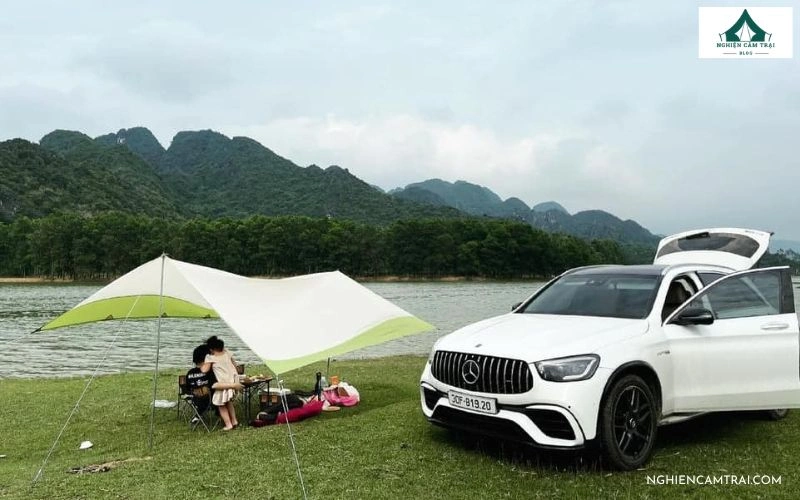 Đi cắm trại cùng gia đình trên bãi cỏ xanh cạnh Đầm Cút