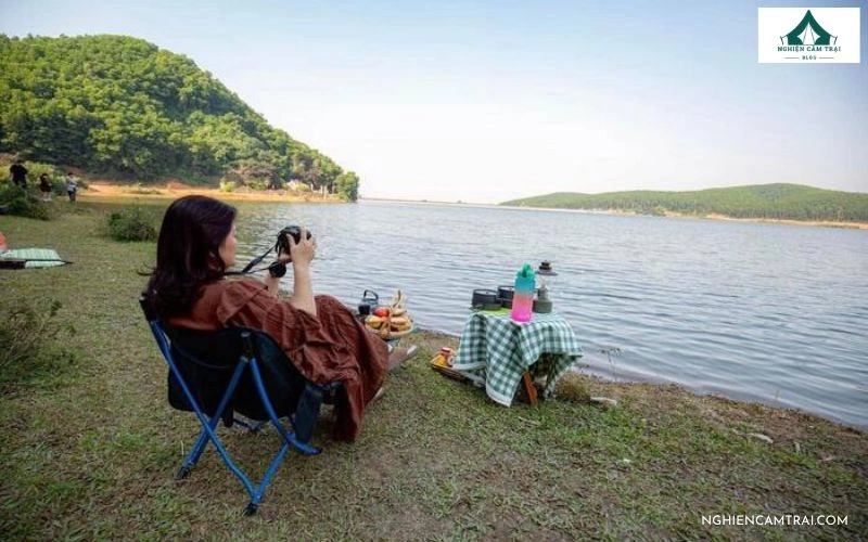Ngồi tận hưởng không khí trong lành bên hồ Sông Xanh và lưu lại những khoảnh khắc đẹp bằng máy ảnh