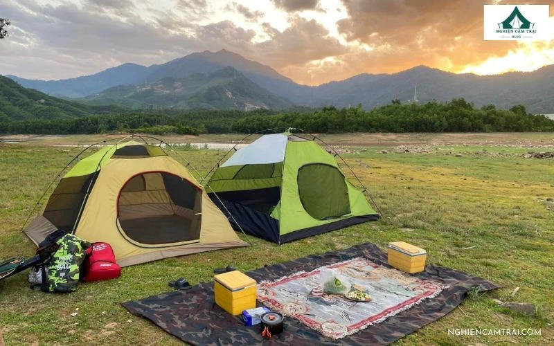 Dựng lều trại giữa không gian thoáng đãng, hoàng hôn bên bãi Đỗi