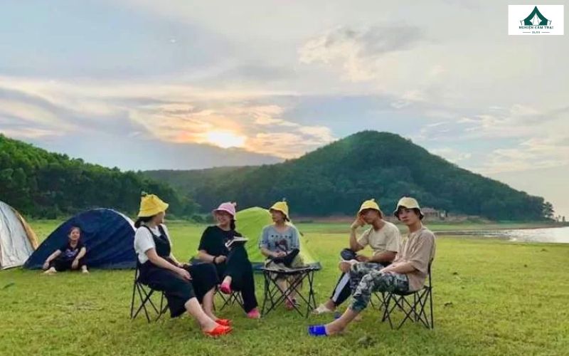 Top 7 địa điểm cắm trại Ninh Bình nổi tiếng, đẹp như tranh vẽ 13 Camping Bãi đồi Ninh Bình - Không gian cắm trại tự do gần Tràng An, xanh mát và yên bình