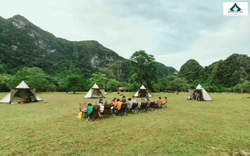 Top 4 địa điểm cắm trại Phú Thọ đẹp nhất cho chuyến đi cuối tuần 8 Sở hữu khung cảnh hồ nước mênh mông mang đến vẻ đẹp vừa bình yên vừa quyến rũ