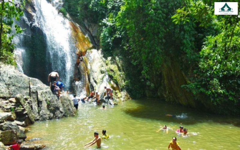 Top 4 địa điểm cắm trại Phú Thọ đẹp nhất cho chuyến đi cuối tuần 10 Thác Vạn Mơ là địa điểm cắm trại hot nhất Phú Thọ không thể bỏ qua