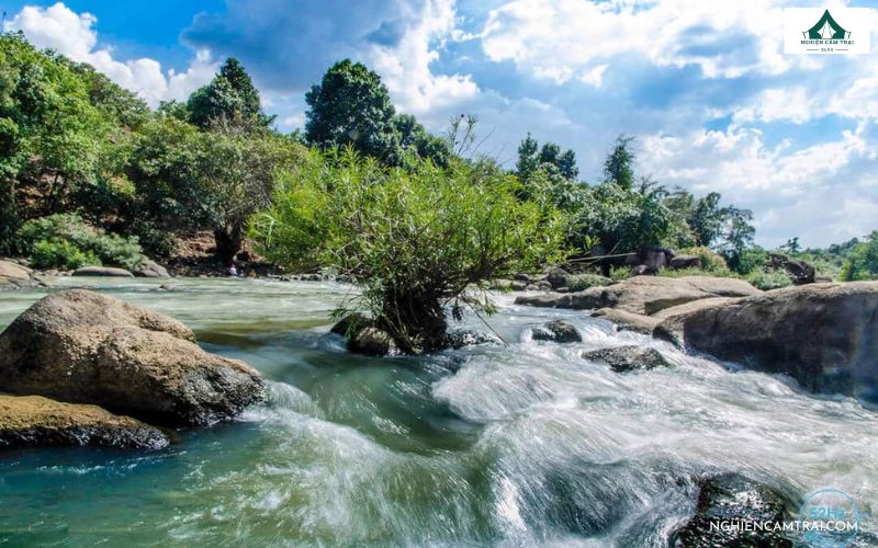 Đường di chuyển đến Thác Mai khá dễ dàng