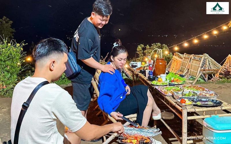 Review Thiên Cẩm Sơn Camping - Điểm cắm trại sở hữu view cực đẹp 14 Tiệc nướng BBQ ngoài trời