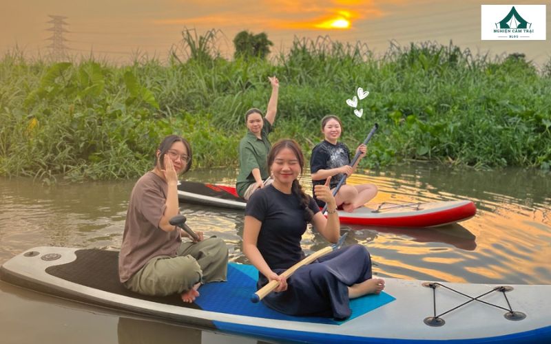 Chèo xuồng đưa bạn dọc theo dòng nước hiền hòa