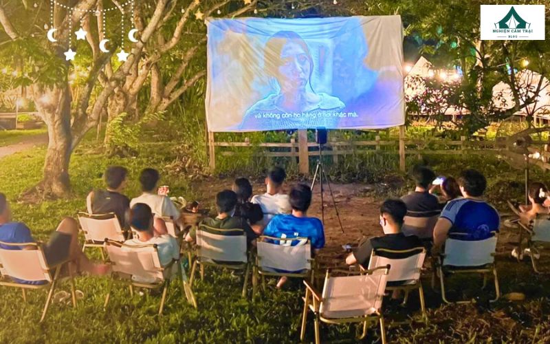 Quây quần bên nhau cùng xem bộ phim yêu thích