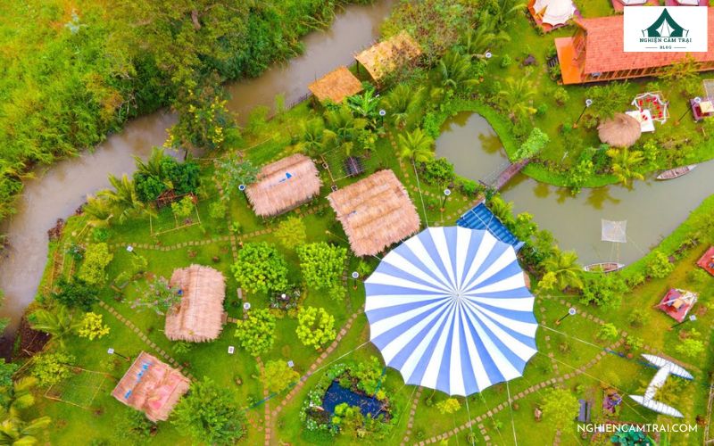 Khu cắm trại Đắk Lắk Camping Khang thu hút bởi không gian sân vườn rộng và được chăm chút sạch đẹp