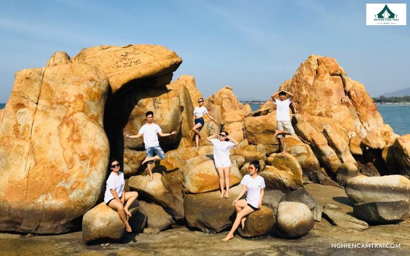 Tắm biển và vui chơi tại bãi đá ở Mũi Kê Gà