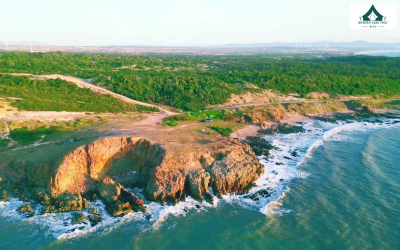 Mũi Yến mang đến khung cảnh thiên nhiên hùng vĩ với biển xanh ngút ngàn
