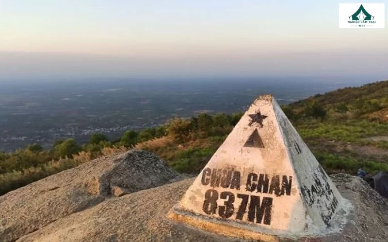 Kinh nghiệm cắm trại núi Chứa Chan và những lưu ý cần biết 8 Núi Chứa Chan thuộc huyện Xuân Lộc, tỉnh Đồng Nai