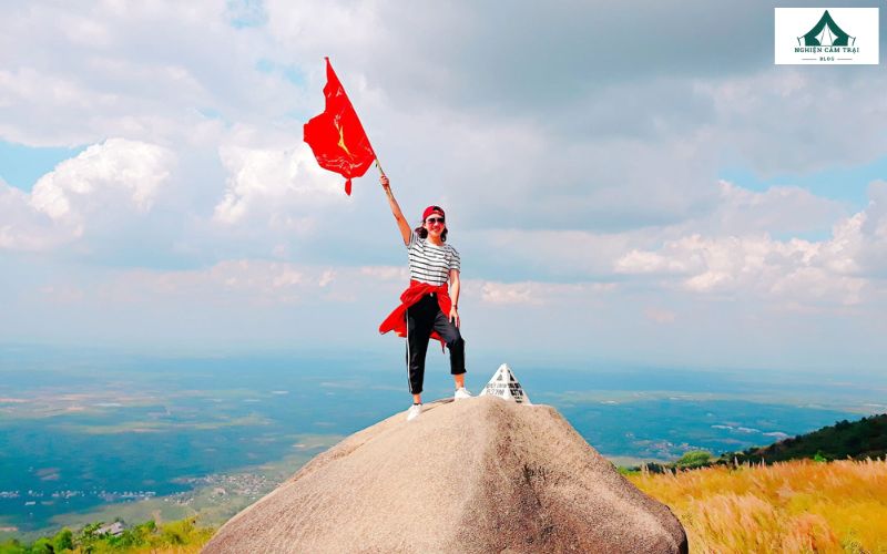 Kinh nghiệm cắm trại núi Chứa Chan và những lưu ý cần biết 10 Hành trình leo núi để đến điểm cắm trại núi Chứa Chan là trải nghiệm đáng nhớ