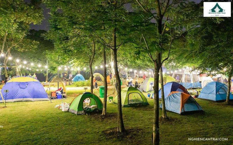 Cắm trại tại công viên mùa Thu Ecopark
