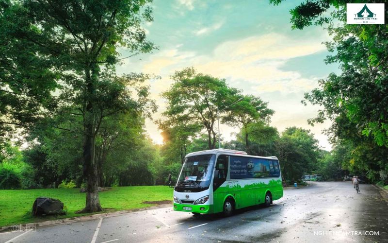 Di chuyển đến khu cắm trại bằng xe bus Ecopark